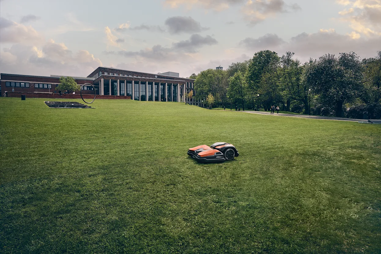 Robot tondeuse pour l'entretien professionnel des grandes pelouses